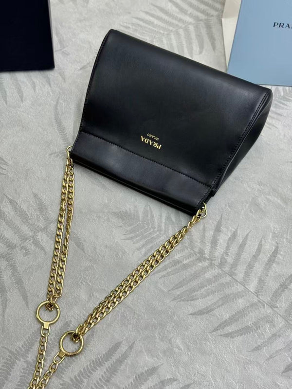 Sac mini en cuir de veau noir Prada Enchaîné