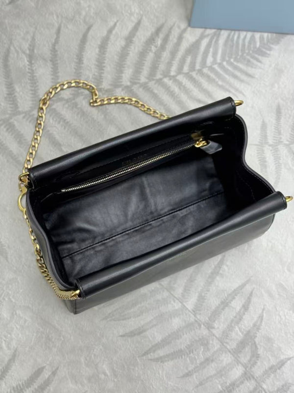 Sac mini en cuir de veau noir Prada Enchaîné