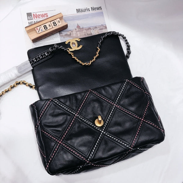 19 FLAP BAG 30CM BLACK QUILTED