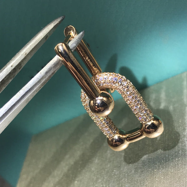 ORECCHINI A PENDENTE CON DOPPIO MAGLIO E DIAMANTE