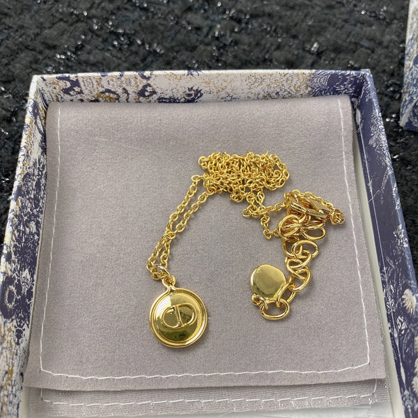 Collana in oro con ciondolo CD