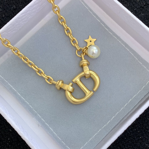 Collana con ciondolo a forma di stella in oro con pendente a forma di mocio