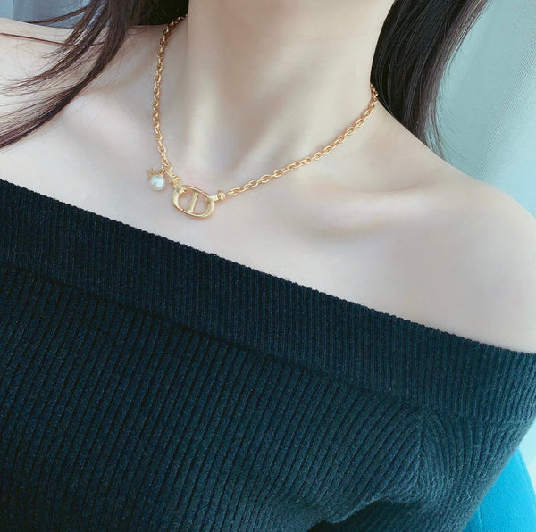 Collana con ciondolo a forma di stella in oro con pendente a forma di mocio