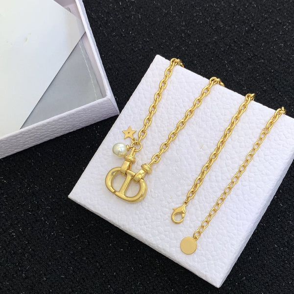 Collana con ciondolo a forma di stella in oro con pendente a forma di mocio