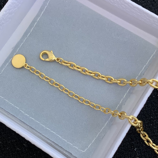 Collana con ciondolo a forma di stella in oro con pendente a forma di mocio