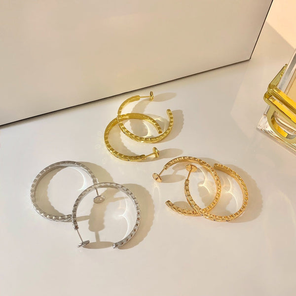 ORECCHINI A CERCHIO CON DIAMANTI CRUSH