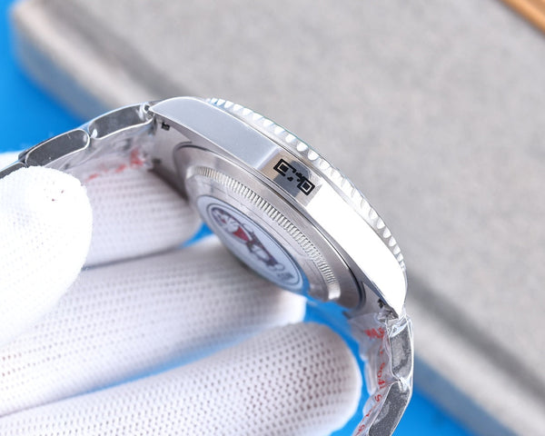 GMT-MASTER II CUSTOM GREEN BLACK BEZEL GREEN DIAL OYSTER BRACELET