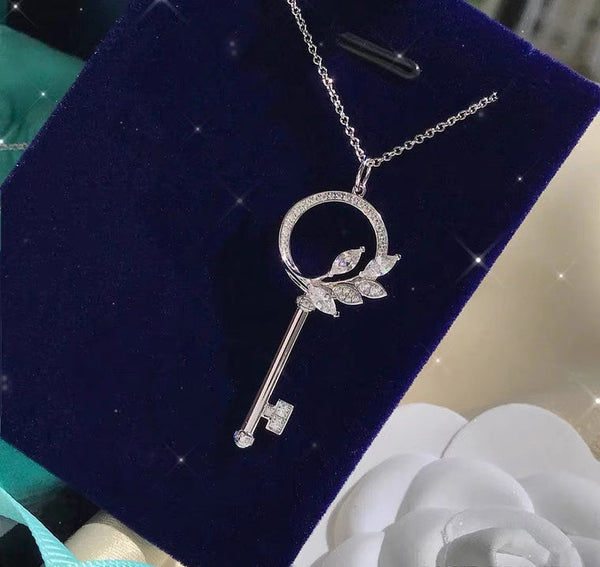 VICTORIA DIAMOND PINK GOLD VINE CIRCLE KEY NECKLACE