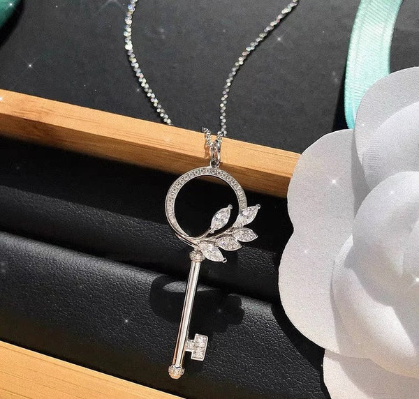 VICTORIA DIAMOND PINK GOLD VINE CIRCLE KEY NECKLACE