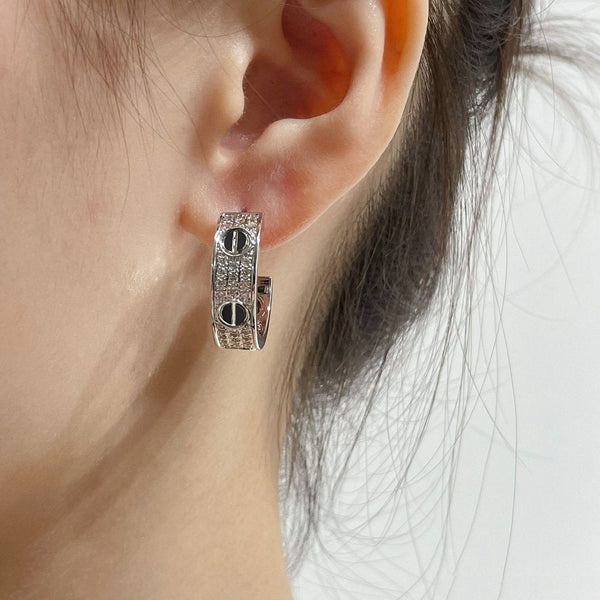 ORECCHINI IN ARGENTO CON PAVE' DI DIAMANTI IN CERAMICA LOVE