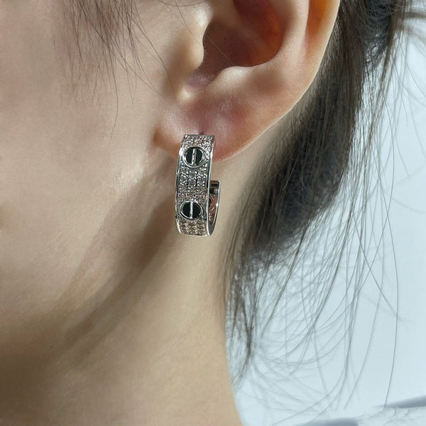 ORECCHINI IN ARGENTO CON PAVE' DI DIAMANTI IN CERAMICA LOVE