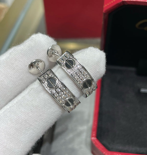 ORECCHINI IN ARGENTO CON PAVE' DI DIAMANTI IN CERAMICA LOVE