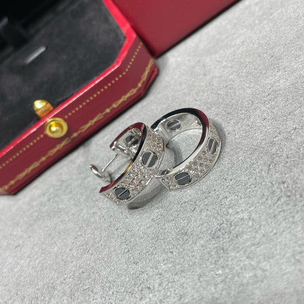ORECCHINI IN ARGENTO CON PAVE' DI DIAMANTI IN CERAMICA LOVE