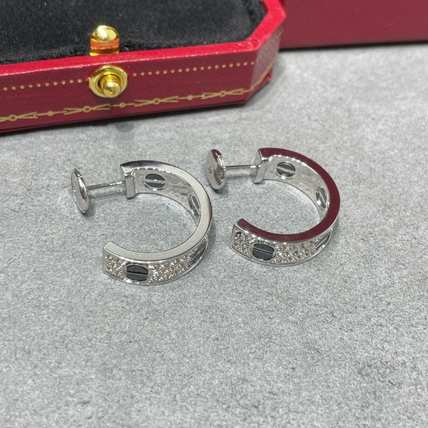 ORECCHINI IN ARGENTO CON PAVE' DI DIAMANTI IN CERAMICA LOVE