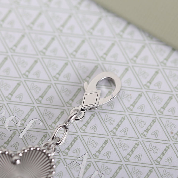 BRACCIALE IN ARGENTO CON 5 MOTIVI CLOVER