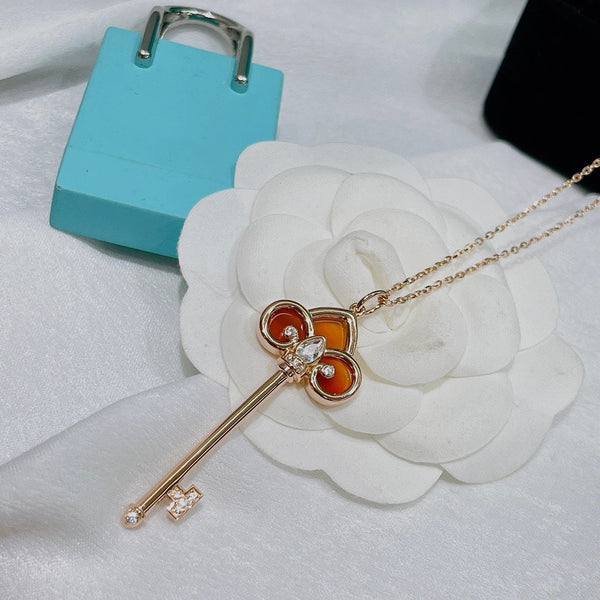 COLLANA IN ORO ROSA CON DIAMANTI E CORNIOLA FLEUR DE LIS