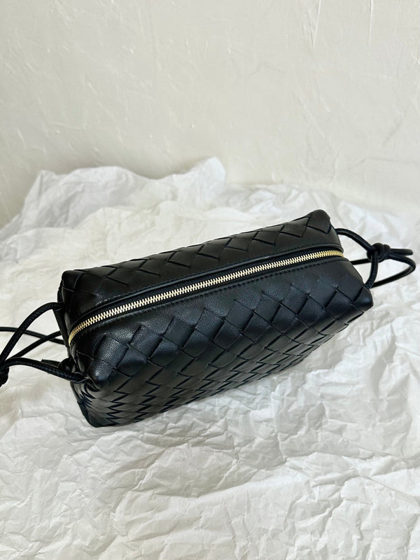 BV LOOP SMALL 23CM PELLE DI VITELLO NERA