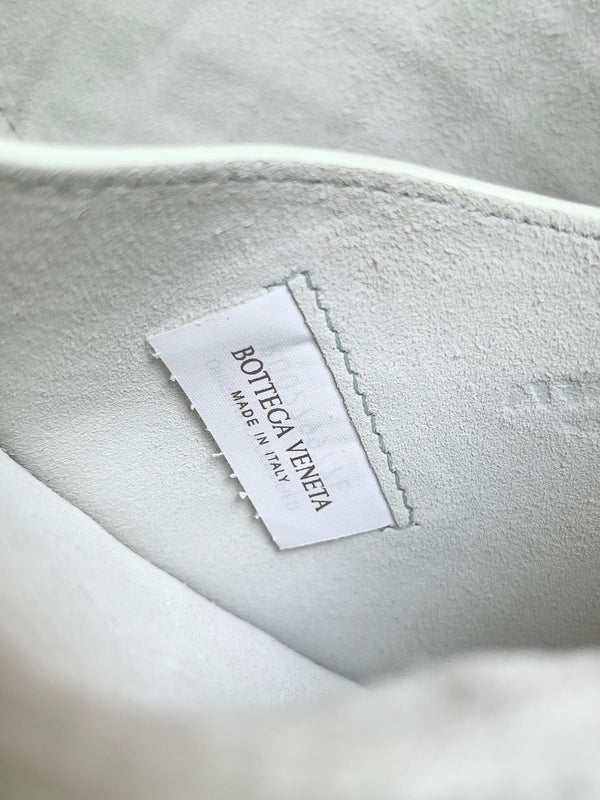 BV SMALL DROP 32CM PELLE DI AGNELLO AZZURRA CHIARA