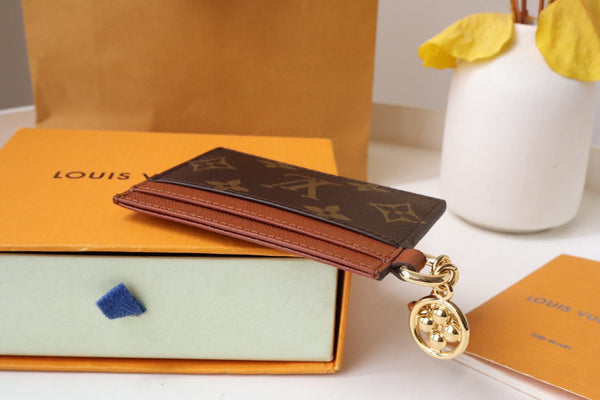 PORTA CARTE CON CIONDOLO IN TELA MONOGRAMMA MARRONE