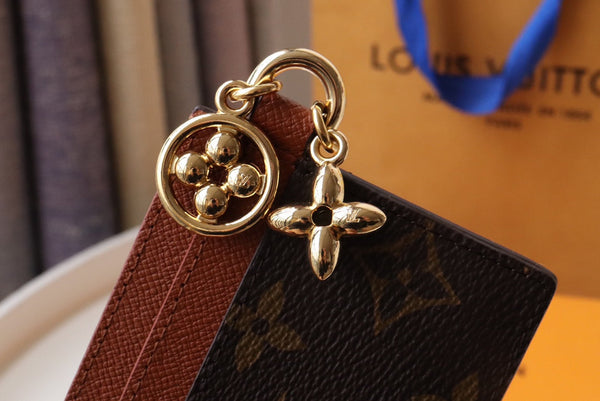 PORTA CARTE CON CIONDOLO IN TELA MONOGRAMMA MARRONE