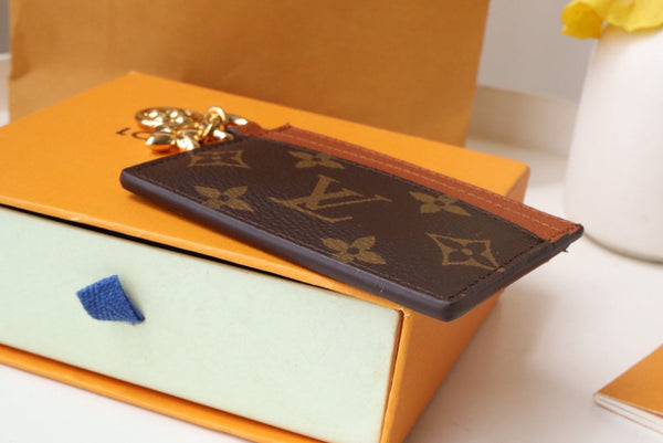 PORTA CARTE CON CIONDOLO IN TELA MONOGRAMMA MARRONE