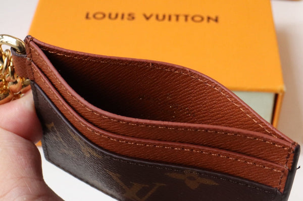 PORTA CARTE CON CIONDOLO IN TELA MONOGRAMMA MARRONE