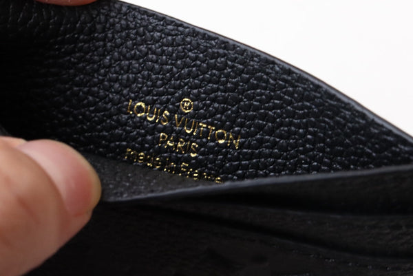 PORTA CARTE CON CIONDOLO IN TELA MONOGRAMMA NERA