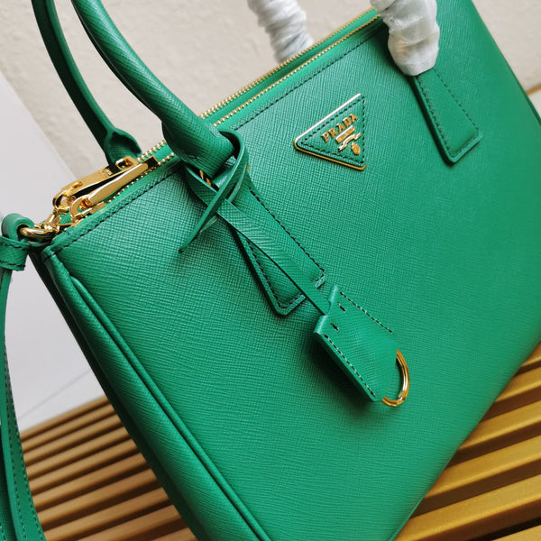 MEDIUM GALLERIA 28 GREEN SAFFIANO LEATHER