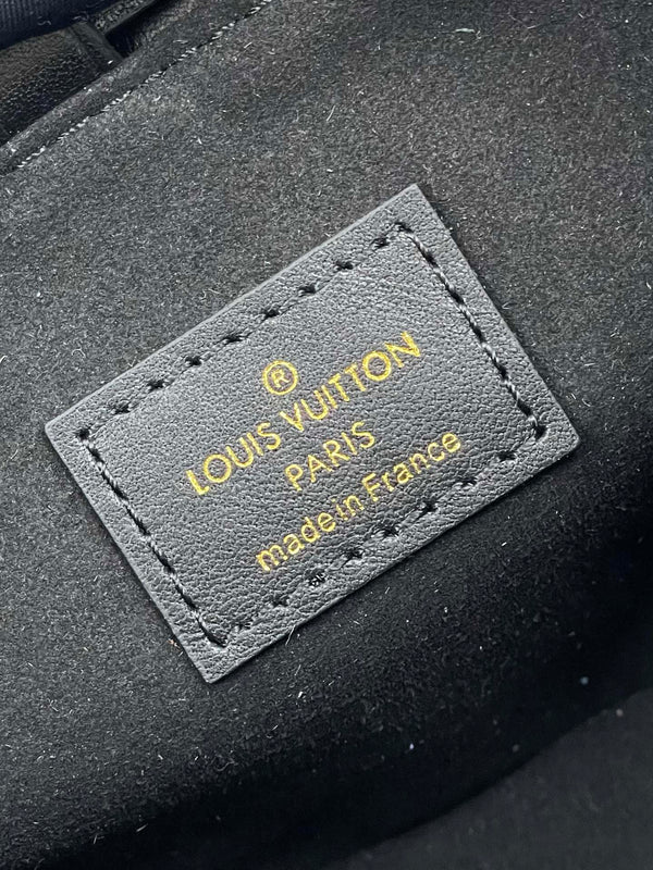 NOE PURSE 11.5 NANO CHARM BLACK CALFSKIN