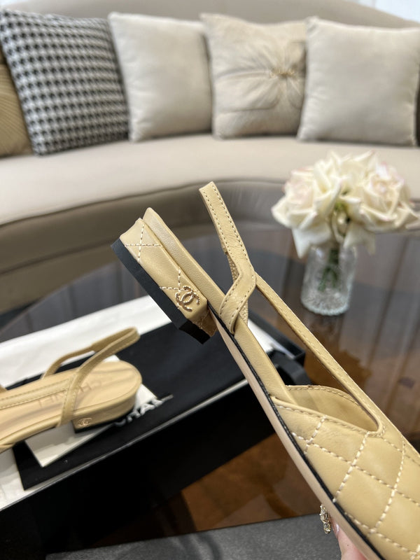 slingback in pelle di vitello trapuntata beige