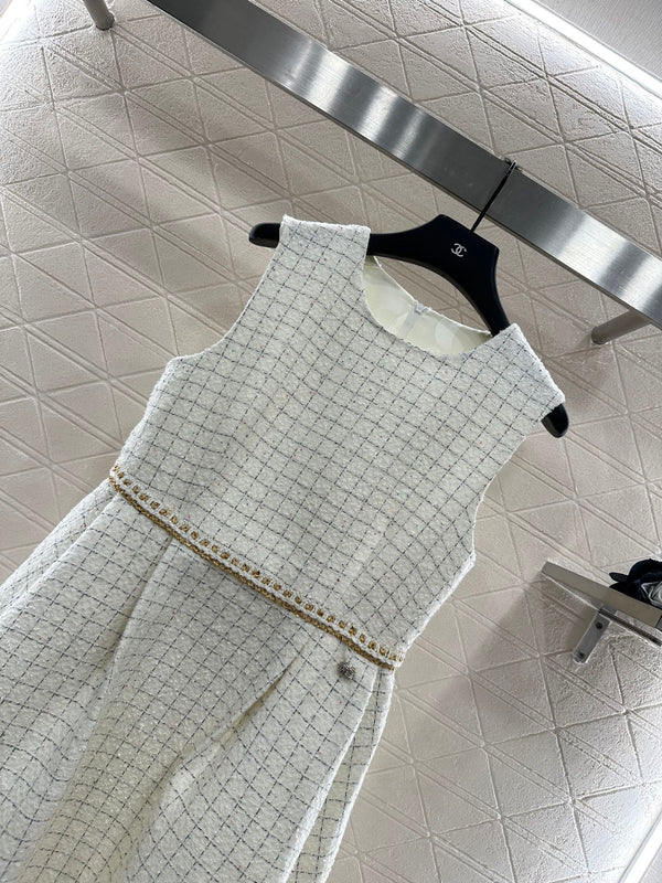 GILET AVEC BORDURE TRESSÉE ET JUPE DE STYLE CHANEL 287