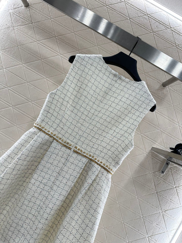 GILET AVEC BORDURE TRESSÉE ET JUPE DE STYLE CHANEL 287