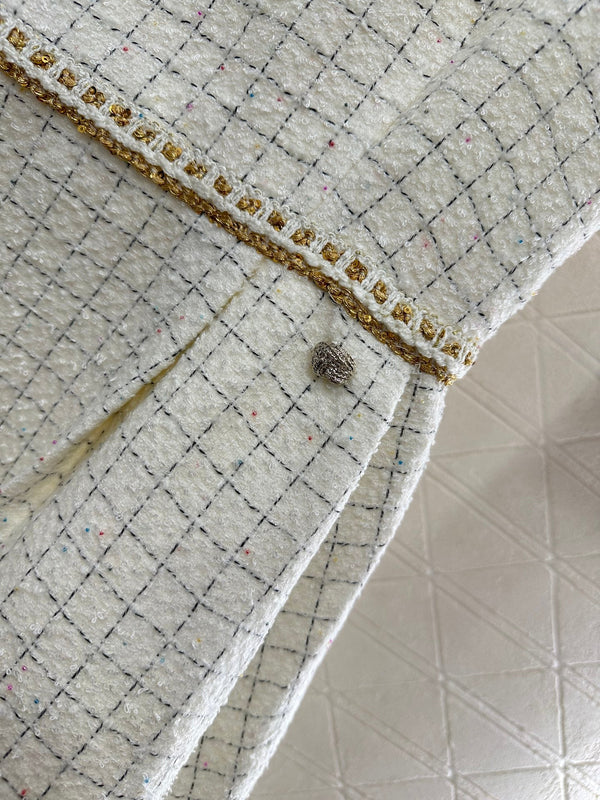 GILET AVEC BORDURE TRESSÉE ET JUPE DE STYLE CHANEL 287