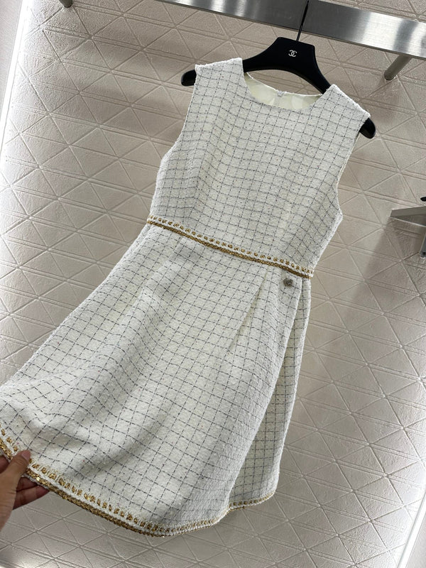 GILET AVEC BORDURE TRESSÉE ET JUPE DE STYLE CHANEL 287