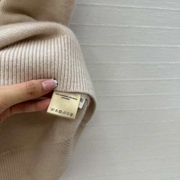 HM Embroidered Logo Vest in Beige and White Cashmere