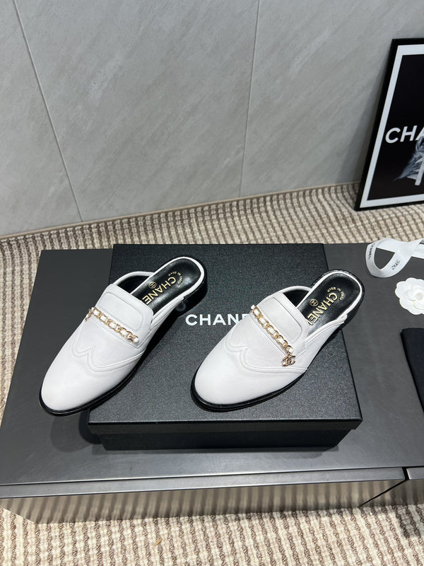 CC 25S Round Toe Chain Loafer Half Slippers in White Cowhide 442535