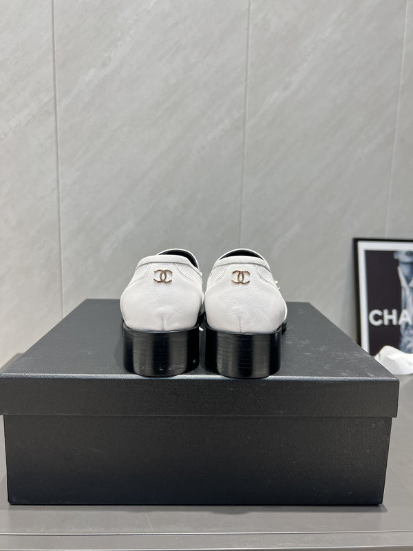 CC 25S Round Toe Chain Loafers in White Cowhide 442532