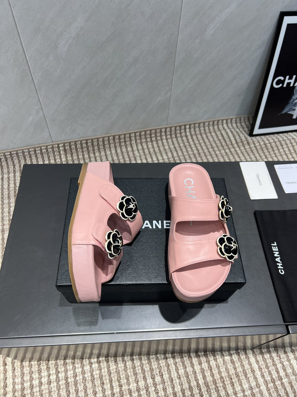 CC 25SS Flower Buckle Platform Beach Slides in Pink Cowhide