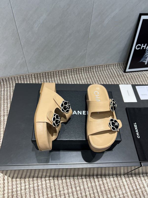 CC 25SS Flower Buckle Platform Beach Slides in Beige Cowhide