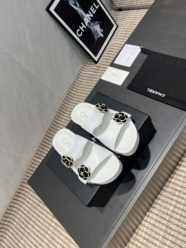 CC 25SS Flower Buckle Platform Beach Slides in White Cowhide