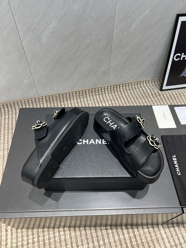 CC 25SS Flower Buckle Platform Beach Slides in Black Cowhide