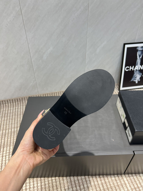 Stivaletti alla caviglia con punta tonda e cerniera CC 25S in pelle di vacchetta nera e traliccio ricamato 442503