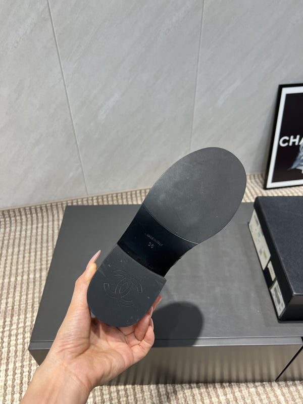 Stivaletti alla caviglia con punta tonda e cerniera CC 25S in pelle di vacchetta nera lucida e traliccio ricamato 442502