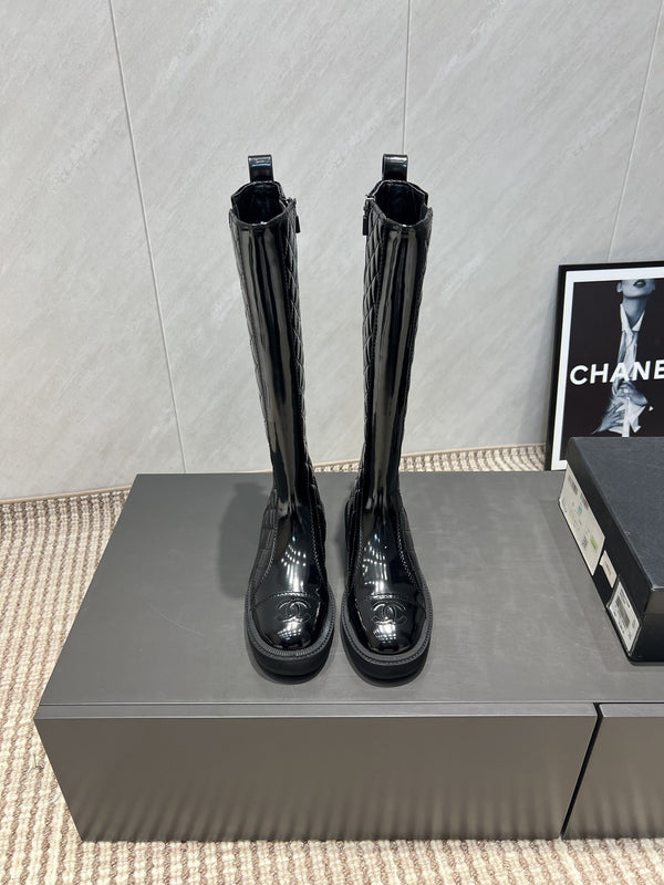 Stivali alti con punta tonda, tacco medio e cerniera CC 25S in pelle di vacchetta nera lucida e traliccio ricamato 442492