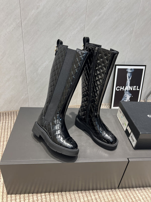 Stivali alti con punta tonda, tacco medio e cerniera CC 25S in pelle di vacchetta nera lucida e traliccio ricamato 442492