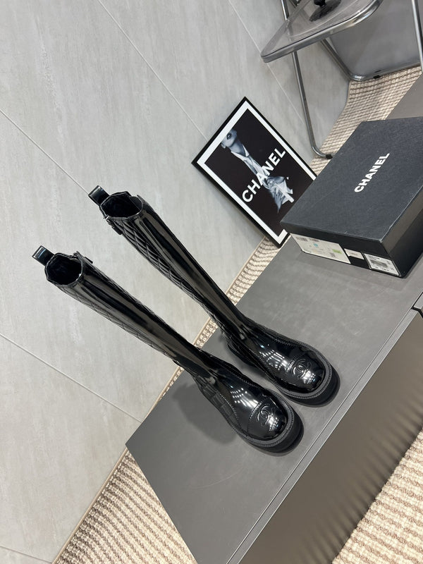 Stivali alti con punta tonda, tacco medio e cerniera CC 25S in pelle di vacchetta nera lucida e traliccio ricamato 442492