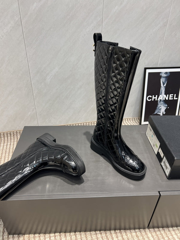 Stivali alti con punta tonda, tacco medio e cerniera CC 25S in pelle di vacchetta nera lucida e traliccio ricamato 442492