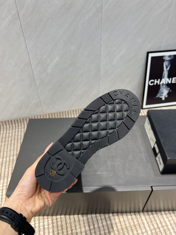 Stivali alti con punta tonda, tacco medio e cerniera CC 25S in pelle di vacchetta nera lucida e traliccio ricamato 442492