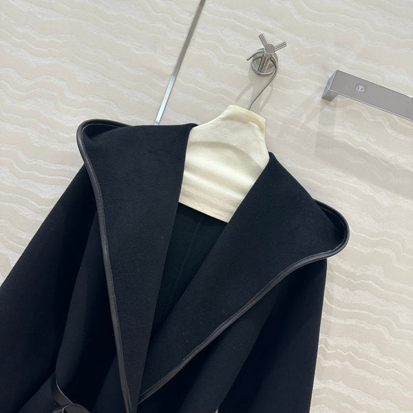 Cappotto con cintura in pelle con cappuccio BV in cashmere nero