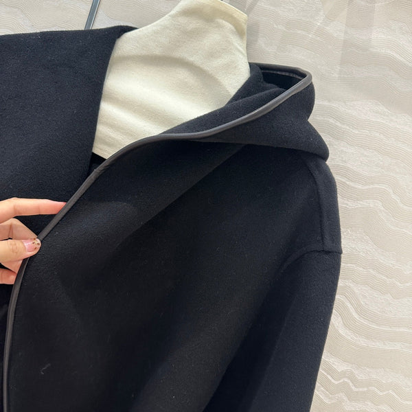 Cappotto con cintura in pelle con cappuccio BV in cashmere nero